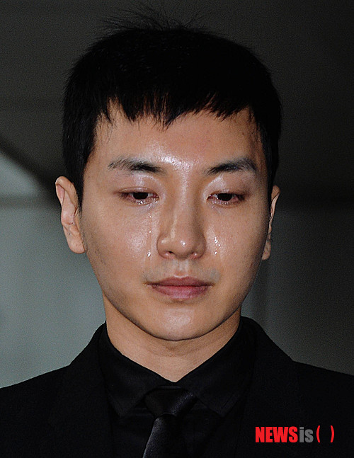 【서울=뉴시스】 박문호 기자 = 그룹 슈퍼주니어 멤버 이특이 8일 오전 서울 고려대학교 구로병원 장례식장에서 엄수된 조부모와 부친의 발인식에서 눈물을 흘리고 있다. 2014.01.08. go2@newsis.com