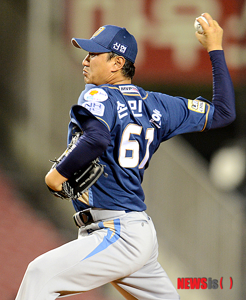 【서울=뉴시스】프로야구 NC 다이노스는 8일 손민한과 연봉 1억원에 2014시즌 재계약을 체결했다고 밝혔다. 사진은 지난해 8월20일 잠실 두산전에서 역투하고 있는 손민한의 모습.(사진 = 뉴시스 DB)