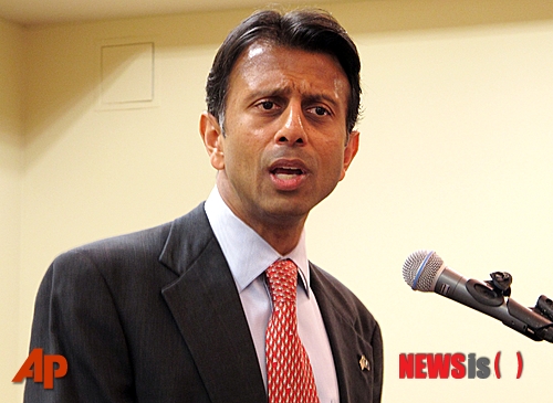 【배턴루지=AP/뉴시스】바비 진달 루이지애나 주지사가 8일(현지시간) 미국 루이지애나주(州) 배턴루지에 있는 배턴루지 프레스클럽에서 경제협력 증진을 위한 아시아 방문에 대해 밝히고 있다. 그는 루이지애나 외국 투자 유치를 위해 한국, 일본, 대만을 방문할 것이다. 2014.01.08 