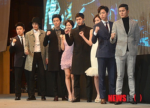 【서울=뉴시스】박찬수 기자 = 9일 오후 서울 강남구 논현동 임페리얼 팰리스 호텔에서 열린 KBS 2TV 수목드라마 '감격시대'의 제작발표회에서 출연배우들이 포즈를 취하고 있다. 2014.01.09. redchacha1@newsis.com