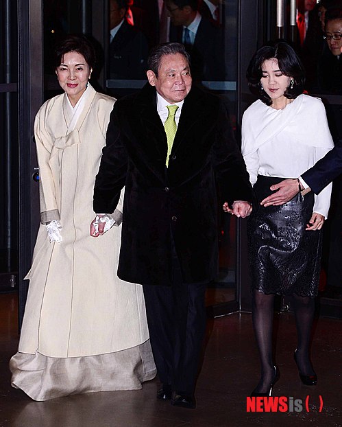 【서울=뉴시스】전신 기자 = 이건희 삼성전자 회장이 부인 홍라희 리움 관장, 딸 이부진 호텔신라 사장과 함께 9일 오후 서울 중구 장충동 신라호텔로 들어서고 있다. 이 회장은 이날 자신의 73번째 생일을 맞아 사장단 부부를 초청해 만찬을 주재한다. 2014.01.09.&nbsp; photo1006@newsis.com