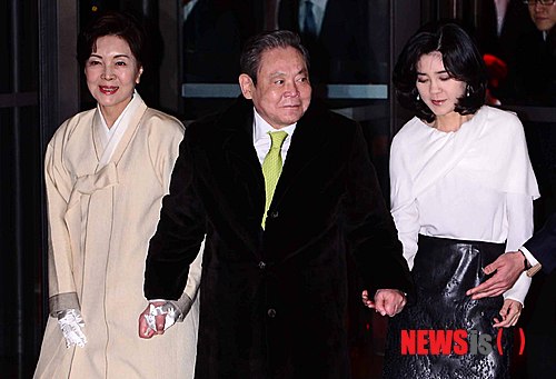 【서울=뉴시스】전신 기자 = 이건희 삼성전자 회장이 부인 홍라희 리움 관장, 딸 이부진 호텔신라 사장과 함께 9일 오후 서울 중구 장충동 신라호텔로 들어서고 있다. 이 회장은 이날 자신의 73번째 생일을 맞아 사장단 부부를 초청해 만찬을 주재한다. 2014.01.09. photo1006@newsis.com