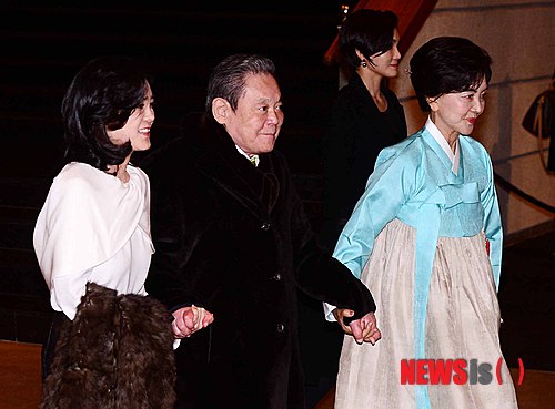 【서울=뉴시스】전신 기자 = 이건희 삼성전자 회장이 부인 홍라희 리움 관장, 딸 이부진 호텔신라 사장과 함께 9일 오후 서울 중구 장충동 신라호텔에서 열린 사장단 부부 초청 신년만찬회를 마친 후 호텔을 나서고 있다. 2014.01.09.&nbsp; photo1006@newsis.com