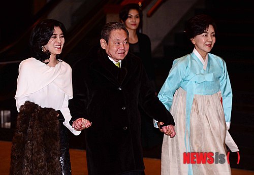 【서울=뉴시스】전신 기자 = 이건희 삼성전자 회장이 부인 홍라희 리움 관장, 딸 이부진 호텔신라 사장과 함께 9일 오후 서울 중구 장충동 신라호텔에서 열린 사장단 부부 초청 신년만찬회를 마친 후 호텔을 나서고 있다. 2014.01.09.&nbsp; photo1006@newsis.com