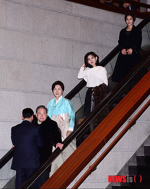 【서울=뉴시스】전신 기자 = 이건희 삼성전자 회장이 부인 홍라희 리움 관장, 딸 이부진 호텔신라 사장과 함께 9일 오후 서울 중구 장충동 신라호텔에서 열린 사장단 부부 초청 신년만찬회를 마친 후 호텔을 나서고 있다. 2014.01.09.&nbsp; photo1006@newsis.com