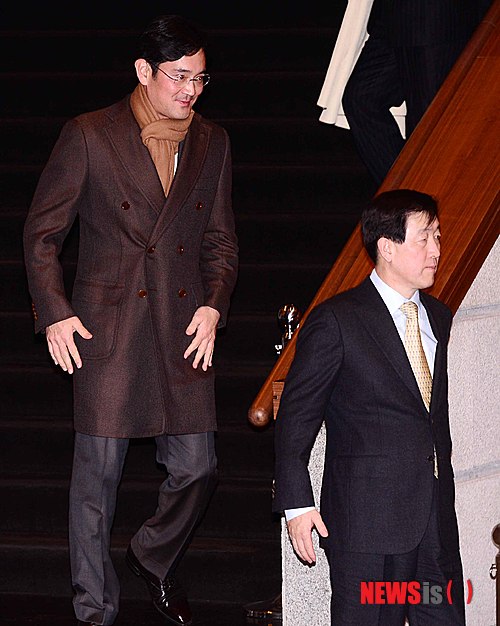 【서울=뉴시스】전신 기자 = 이재용 삼성전자 부회장이 9일 오후 서울 중구 장충동 신라호텔에서 열린 사장단 부부 초청 신년만찬회를 마친 후 호텔을 나서고 있다. 2014.01.09.&nbsp; photo1006@newsis.com