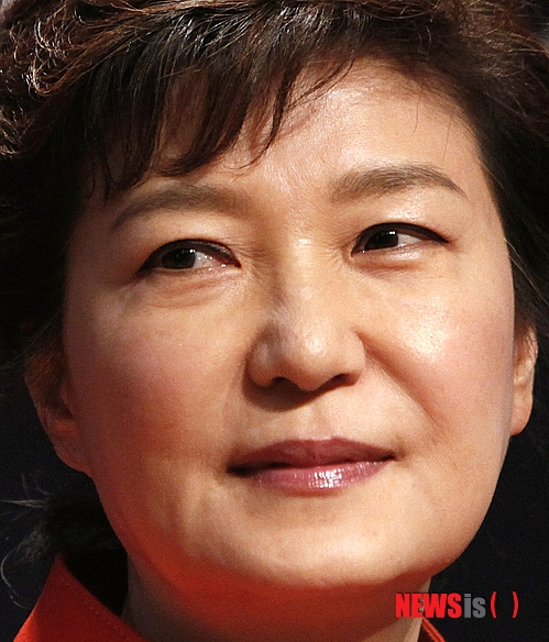 【서울=뉴시스】황웅성 회장 = 지난해 박근혜 대통령의 외치는 성과였고, 내치는 불안정했다. 박 대통령은 1년 동안 북한을 굴복시키고 외치에서는 빛나는 업적을 남겼으나 야당 등 국민과의 소통이 원활하지 않았다. 철도파업 등으로 내치는 몹시 불안정했다.&nbsp;&nbsp; 신산이수역학회장·효산역술원장 http://blog.naver.com/hwss3355 