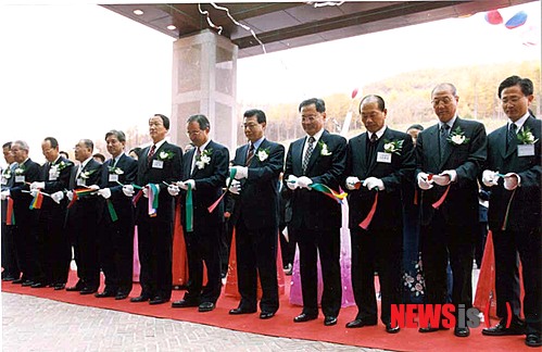 【정선=뉴시스】홍춘봉 기자 = 강원도 폐광지역의 대체산업으로 유치된 강원랜드는 폐광지역의 구세주였다. 2000년 10월 28일 오전 스몰카지노 개장식에 참석한 김진선 도지사, 최연희, 김택기 국회의원, 김원창 정선군수, 김광식 강원랜드 사장 등 내빈들이 개장기념 테이프 커팅식을 갖고 있다. 2014.01.09. (사진=강원랜드 제공)&nbsp; photo@newsis.com