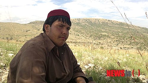 【서울=뉴시스】아이차즈 하산이라는 15살의 파키스탄 소년이 자살폭탄테러범을 껴안고 함께 폭사 다른 많은 사람들의 목숨을 구해 파키스탄의 영웅으로 칭송받고 있다. 9일 열린 그의 장례식에는 수천 인파가 구름같이 몰려 그에게 국가를 위해 희생한 군인에게 수여하는 최고 훈장을 수여할 것을 요구하기도 했다. <사진 출처 : 영국 BBC 웹사이트> 2013.1.10