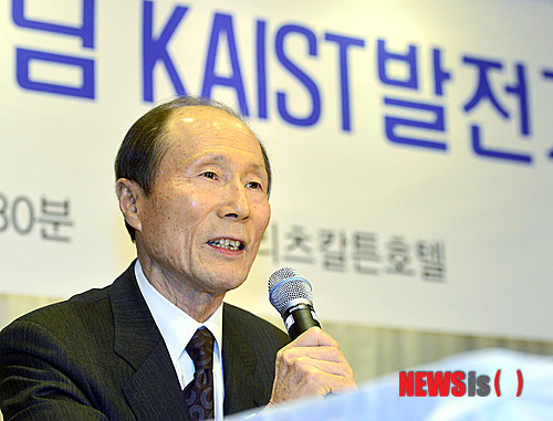 [서울=뉴시스]최동준 기자 = 정문술 전 카이스트 이사장이 지난 2014년 1월10일 서울 강남구 리츠칼튼 호텔에서 열린 카이스트 발전기금 약정식에서 강성모 카이스트 총장에게 미래 인재 양성과 뇌 과학 분야 연구에 써달라며 215억 원의 기부 약정식 후 인사말을 하고 있다. 2014.01.10. photocdj@newsis.com