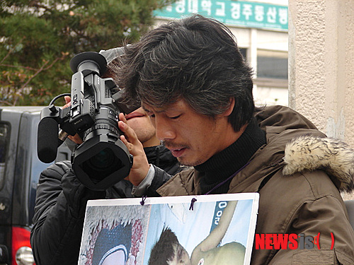 【울산=뉴시스】유재형 기자 = 2007년 5월 어린이집 원장부부의 학대로 숨진 23개월된 성민이 아버지 이상윤(46)씨. 법원 앞에서 가해자 엄벌을 촉구하는 1인 시위를 하고 있다.(사진= '성민이 사건' 진실 규명을 위한 모임 제공)&nbsp; photo@newsis.com 