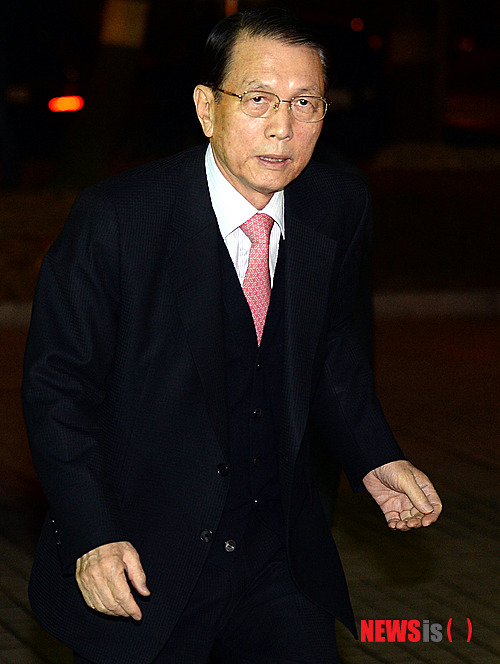 【서울=뉴시스】서재훈 기자 = 10일 오후 서울 서초동 대검찰청 별관에서 '2014년 검찰동우 신년교례식'이 열린 가운데 김기춘 청와대 비서실장이 식장으로 들어서고 있다. 2014.01.10. jhseo@newsis.com