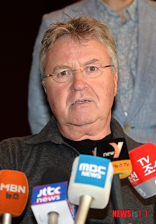 【서울=뉴시스】고범준 기자 = 거스 히딩크 전 축구대표팀 감독이 12일 오후 서울 용산구 한남동 그랜드 하얏트 서울 호텔에서 정몽준 축구협회 명예회장 및 2002 한일월드컵 멤버들과 함께한 오찬에 앞서 취재진 질문에 답하고 있다. 2014.01.12.&nbsp; bjko@newsis.com
