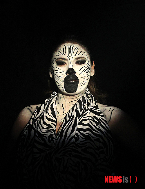 【서울=뉴시스】신동립의 ‘잡기노트’ <404> ‘신라 6부의 조상들이 각기 자제를 데리고 알천 언덕에 모여서 백성을 다스릴 덕있는 임금을 세우려고 의논을 하고 이에 높은 곳에 올라 남쪽을 바라보니 양산 아래 나정 옆에 이상스러운 기운이 땅에 비치더니 거기에 백마 한 마리가 꿇어 앉아서 절하는 형상을 하고 있었다. 이에 찾아가 보니 붉은 알이 있었고 말은 사람을 보자 길게 울다가 하늘로 올라가 버렸다. 그 알을 깨니 단정하고 아름다운 동자가 나왔다. 이 아이를 동천에 목욕을 시키니 몸에서 광채가 나고 새와 짐승이 따라 춤추며 일원이 밝아졌다. 그래서 혁거세(赫居世)라 했다.’ (삼국유사 권1 ‘신라시조 혁거세왕조’) 문화부장 reap@newsis.com