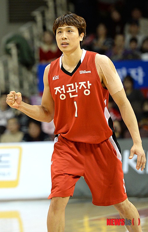 【안양=뉴시스】고범준 기자 = 12일 오후 경기도 안양 실내체육관에서 열린 2013-2014 KB국민카드 프로농구 안양 KGC 인삼공사와 서울 SK 나이츠의 경기에서 KGC 김태술(가운데)이 4쿼터 6.9초를 남기고 자유투를 성공 시킨 뒤 주먹을 불끈 쥐며 환호하고 있다. 2014.01.12.&nbsp;&nbsp; bjko@newsis.com