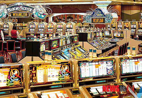 【정선=뉴시스】홍춘봉 기자 = 2000년 10월 500대의 슬롯머신을 갖추고 개장한 스몰카지노는 개장이후 6개월간 평균 가동률이 무려 71%에 달해 세계 최고 수준을 자랑했다. 사진은 스몰카지노 개장 당시 카지노 영업장의 슬롯머신 모습. 2014.01.12, (사진=강원랜드 제공)&nbsp;&nbsp; photo@newsis.com 