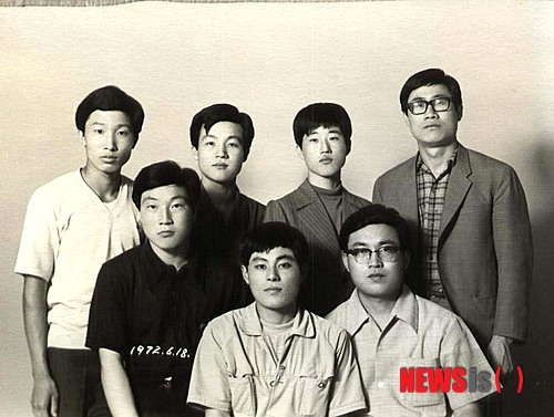 【서울=뉴시스】교황 프란치스코가 지난 12일 서울대교구장 염수정 대주교를 새로운 추기경으로 임명했다. 염수정 대주교는 오는 2월 22일 바티칸에서 정식 서임된다. 사진은 지난 1972년 6월 18일 성신고 교사 재직 당시의 염수정(앞줄 맨 오른쪽) 대주교 모습. 2014.01.13. (사진=서울대교구 제공)&nbsp;&nbsp;&nbsp;&nbsp; photo@newsis.com 