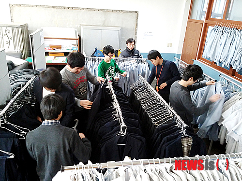 【안동=뉴시스】김진호 기자 = 경북 안동 경일고등학교(교장 강인순) 학생들이 교복교실에서 선배들이 물려준 교복을 고르고 있다. 경일고의 '사랑의 교복 물려주기 행사'는 13년째 계속되고 있다. 2014.01.13 (사진= 경일고 제공)&nbsp;&nbsp; photo@newsis.com 