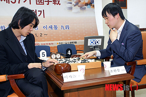 【서울=뉴시스】조한승(32·오른쪽) 9단이 국수전 3연패를 달성했다. 조 9단은 13일 서울 홍익동 한국기원에서 펼쳐진 제57기 국수전 도전5번기 제4국에서 이세돌(31) 9단에 261수 만에 흑 불계승을 거두며 종합전적 3-1로 타이틀을 지켰다. (사진제공=한국기원) 