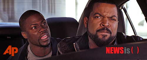 【서울=뉴시스】박영주 기자 = 할리우드 코미디 '라이드 어롱'(감독 팀 스토리·Ride Along)이 개봉 첫 주에 북아메리카 박스오피스 정상을 밟았다.&nbsp; 17~19일 흥행성적을 집계한 20일 박스오피스 모조에 따르면, '라이드 어롱'은 2663개관에서 4123만7000 달러를 모았다. 제작비 2500만 달러를 단숨에 거둬들였다. 평론가들이 외면한 작품이지만 관객들의 호응을 얻으며 역대 1월 개봉작 중 가장 높은 수입을 올렸다.&nbsp; 피터 버그 감독의 전쟁 영화 '론 서바이버'(Lone Survivor)는 상영관을 114개 늘려 2989개관에서 관객을 만났지만, 관객의 38.6%가 빠져나가며 2323만9000 달러로 2위에 걸렸다. 총수입 7405만 달러로 제작비 4000만 달러는 가뿐히 회수했다. 2005년 미국 실 대원들의 아프카 작전 '레드 윙' 중 마지막까지 살아남은 마커스 러트렐의 실화를 바탕으로 했다. 주연 마크 월버그는 '트랜스포머4' 여름 개봉을 준비 중이며 피터 버그 감독은 6월 개봉 예정인 '헤라클레스: 탈라시안 전쟁'의 제작자로 나선다.&nbsp; 한국·캐나다·미국이 제작에 참여한 4D 애니메이션 '넛잡: 땅콩 도둑들'(감독 피터 레페니오티스·The Nut Job)은 3427개관에서 2055만 달러를 모으며 3위로 출발했다.&nbsp; 한국의 레드로버는 제작비 펀딩과 마케팅을 담당하고, 캐나다의 툰박스엔터테인먼트(감독 피터 레프니오티스)가 기본 애니메이션 작업과 캐릭터, 스토리 설정 등을 맡았다. 할리우드 제작자 마이크 카즈가 책임 제작했다. 제작비 4200만 달러(약 450억원)가 넘는 예산을 들였지만 할리우드 전문가들에게는 좋지 않은 평가를 받았다.&nbsp; 4위는 할리우드 액션 '잭 라이언: 코드네임 쉐도우'(감독 케네스 브래너·Jack Ryan: Shadow Recruit)다. 3387개관에서 1720만 달러라는 실망스러운 성적표를 받았다. 과거 '잭 라이언'을 연기한 해리슨 포드·앨릭 볼드윈·벤 애플릭보다 젊어진 크리스 파인을 내세웠지만 관객들에게 외면당했다.&nbsp; 디즈니 애니메이션 '겨울왕국'(감독 크리스 벅·제니퍼 리·Frozen)은 개봉 9주째로 접어들었으나 여전히 5위에 랭크되며 상위권을 차지하고 있다. 260개관이 준 2979개관에서 18.7% 관객감소율로 1197만1000 달러를 챙겼다. 제작비 1억5000만 달러로 3억3260만2000 달러를 벌었다.&nbsp; gogogirl@newsis.com