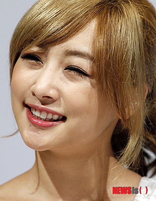 【서울=뉴시스】이재훈 기자 = 그룹 '카라'의 정니콜(22)이 팀에서 자퇴했다.&nbsp; 매니지먼트사 DSP미디어는 "니콜이 16일을 기해 DSP와의 전속계약이 마무리됐다"고 밝혔다.&nbsp; "DSP는 계속 함께 하지 못하는 아쉬움을 뒤로 하고 니콜의 향후 활동에 격려와 응원을 보낸다"면서 그녀의 팀 탈퇴를 공식화했다.&nbsp; 그러나 카라는 해체하지 않는다. "중·하반기 앨범 발매 일정이 계획됐다"는 것이다. "현재 모든 멤버들이 드라마와 영화 출연 등을 검토 중"이라면서 "작품이 결정되는대로 상반기 개별 활동에 몰두할 예정이다. 올 한 해 카라는 그 어느 해보다 활발하고 다양한 국내외 활동을 펼칠 예정"이라고 알렸다.&nbsp;&nbsp; "앞으로도 각자의 자리에서 최선을 다해 활동해 나갈 카라와 니콜 모두에게 큰 사랑과 관심 부탁하겠다"고 청했다.&nbsp; 니콜은 2월 중 유학을 떠날 것으로 알려졌다. 일본에서 제과점을 운영할 것이라는 이야기도 흘러나오고 있다. 앞서 일본 주간 '여성자신'은 니콜이 '카라'를 탈퇴한 뒤 도쿄 시부야에 제과점을 열기 위해 매장을 알아보고 있다고 보도했다.&nbsp; 실제로 니콜은 제과에 관심이 많다. 한국의 카페 프랜차이즈와 손잡고 자신의 이름을 내건 쿠키를 판매하기도 했다. 솔로가수 활동과 제과점 운영을 놓고 저울질 중인 것으로도 전해졌다.&nbsp;&nbsp; 앞서 니콜은 2007년 카라 멤버들과 1집 '블루밍'으로 데뷔했다. 2011년 카라의 또 다른 멤버 한승연(26), 강지영(20)과 함께 DSP에 계약 해지를 요구하기도 했다.&nbsp;&nbsp; 한편, DSP는 오는 4월 계약이 끝나는 카라의 또 다른 멤버 강지영(20)의 잔류 여부에 대해서는 언급하지 않았다. 세부 사항을 조율 중이다. 카라의 나머지 세 멤버인 박규리(26), 한승연(26), 구하라(23)는 지난해 9월께 DSP와 2년 재계약을 완료했다.&nbsp; realpaper7@newsis.com 