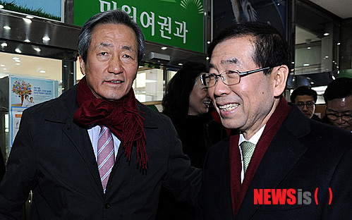 【서울=뉴시스】박동욱 기자 = 새누리당 정몽준 의원과 박원순 서울시장이 14일 오전 노량진동 동작구청에서 열린 동작구 신년인사회에서 대화를 나누고 있다. (사진=서울시 제공) 2014.01.14.&nbsp; photo@newsis.com