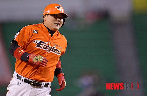 【서울=뉴시스】프로야구 한화 이글스는 김태균(32)과 지난해 연봉과 같은 15억원에 2014년 연봉 재계약을 체결했다고 14일 밝혔다. 사진은 지난해 10월2일 잠실 LG전에서 3점포를 때려낸 후 그라운드를 돌고 있는 김태균의 모습. (사진 = 뉴시스 DB)