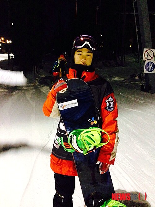 【서울=뉴시스】한국 스노보드의 '간판' 김호준(24·CJ제일제당)이 2014년 소치동계올림픽에서 결선진출을 노린다. 사진은 지난달 14일(한국시간) 핀란드 루카에서 열린 2013~2014 국제스키연맹(FIS) 스노보드 월드컵 2차 대회에서의 김호준의 모습. (사진제공 = CJ제일제당)