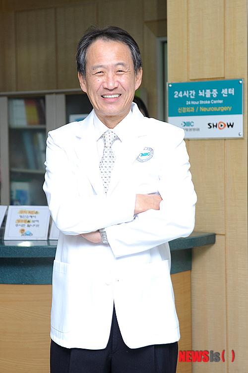 【성남=뉴시스】이정하 기자 = 분당제생병원(원장 정봉섭)은 국내 뇌수술 분야 권위자인 고신대학병원 신경외과의 김한규 교수를 영입해 13일부터 진료를 시작했다고 15일 밝혔다. 2014.01.15 (사진=분당제생병원 제공)&nbsp;&nbsp; photo@newsis.com&nbsp;&nbsp; 