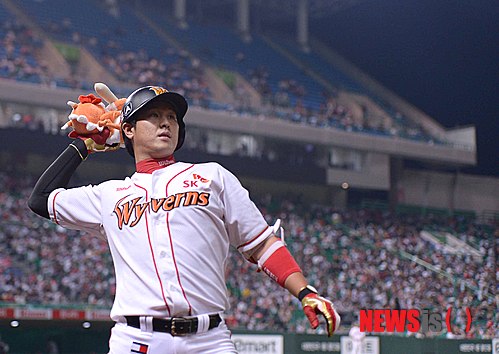 【인천=뉴시스】프로야구 SK 와이번스는 최정(27)과 지난해 연봉 5억2000만원에서 1억8000만원(인상률 34.6%) 오른 7억원에 2014년 연봉 재계약을 체결했다고 15일 밝혔다. 사진은 지난해 9월19일 문학 LG전에서 홈런을 때려낸 후 관중들에게 인형을 던져주는 최정의 모습. (사진 = 뉴시스 DB)