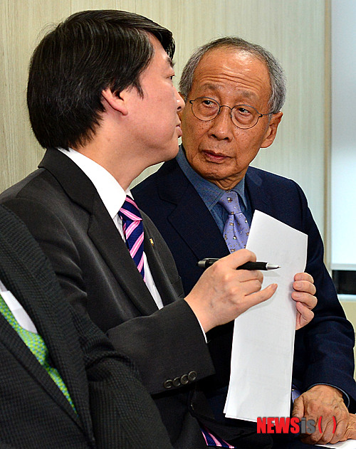 【서울=뉴시스】박동욱 기자 = 15일 오전 서울 여의도 새정치추진위원회 사무실에서 진행된 위원회에 합류한 추진 위원 임명 기자회견에서 무소속 안철수 의원과 윤여준 공동위원장이 대화를 나누고 있다.&nbsp; 새정치추진위원회는 추진위원으로 장화식 투기자본감시센터 공동대표, 천근아 소아정신과 의사, 김혜준 영화활동가, 사공정규 동국대 의대 교수, 안희철 서울대 로스쿨 학생, 엄용훈 삼거리픽쳐스 대표, 정중규 직업재활 전공 박사, 최유진 공공미술설치 작가(독립영화 감독) 등 총 8명을 임명했다. 2014.01.15.&nbsp; fufus@newsis.com