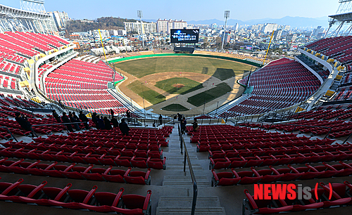 【광주=뉴시스】류형근 기자 = 15일 오전 광주 북구에 신축야구장 광주기아챔피언스필드가 완공돼 개장을 앞두고있다. 광주기아챔피언스필드는 24일 준공식을 거쳐 오는 3월8일 시민과 함께 개장식을 치른 뒤 KIA타이거즈의 홈구장으로 사용된다. 2014.01.15.&nbsp; hgryu77@newsis.com 