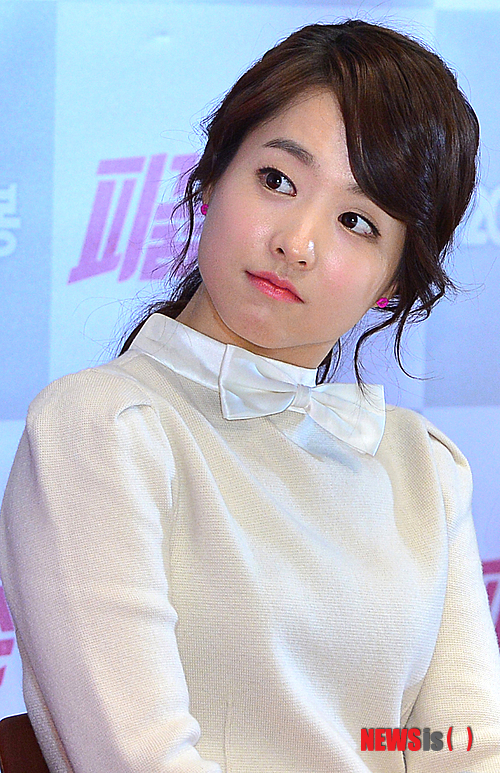 【서울=뉴시스】조종원 기자 = 15일 오후 서울 광진구 롯데시네마 건대입구점에서 열린 영화 '피끓는 청춘' 언론시사회에서 배우 박보영이 이연우 감독의 답변을 듣고 있다.&nbsp; '피끓는 청춘'은 1980년대 충남 홍성을 주름잡던 영숙(배우 박보영)과 중길(배우 이종석), 그리고 불사조파 짱(배우 김영광), 서울 전학생(배우 이세영)의 로맨스를 다룬 영화이며 '거북이 달린다'의 이연우(45) 감독이 연출했다. 2014.01.15.&nbsp; choswat@newsis.com