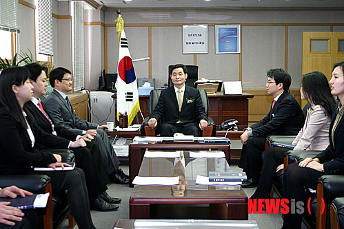 【강릉=뉴시스】김경목 기자 = 16일 오전 신임 김경태(49·사법원연수 22기) 춘천지검 강릉지청장이 집무실에서 검사들과 대화를 하고 있다. 2014.01.16.&nbsp;&nbsp;&nbsp; photo31@newsis.com