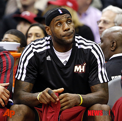 【워싱턴=AP/뉴시스】마이애미 히트의 르브론 제임스가 16일(한국시간) 미국 워싱턴DC의 버라이즌 센터에서 열린 2013~2014 미국프로농구(NBA) 워싱턴 위저즈와의 경기에서 벤치에 앉아 한숨을 쉬고 있다.