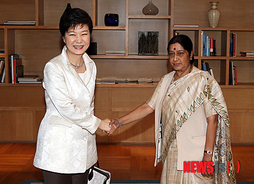 【뉴델리(인도)=뉴시스】김영욱 기자 = 인도를 국빈 방문 중인 박근혜 대통령이 16일 오후(현지시각) 인도 뉴델리 시내 한 호텔에서 스와라지(Swaraj) 인도 하원 야당대표를 만나 악수하고 있다. 2014.01.16.&nbsp; photo@newsis.com