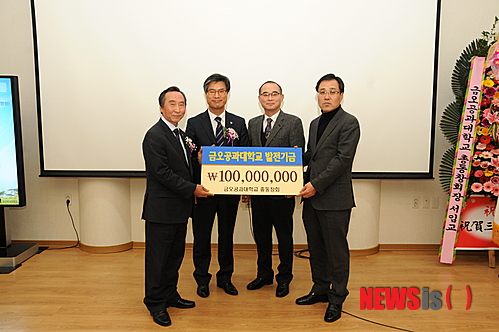 【구미=뉴시스】박홍식 기자 = 금오공과대학교 발전후원회장에 신재학(65) 경북 구미 강동병원장이 취임했다. 신임 신 회장은 지난 15일 금오공대 청운대에서 열린 '후원회의 밤' 행사에서 2년 임기의 후원회장에 선출됐다. 신재학(왼쪽) 회장과 서임교 총동창회장이 김영식 총장에게 대학 발전기금 1억원을 기부하고 있다. 2014.01.16 (사진=금오공대 제공) photo@newsis.com