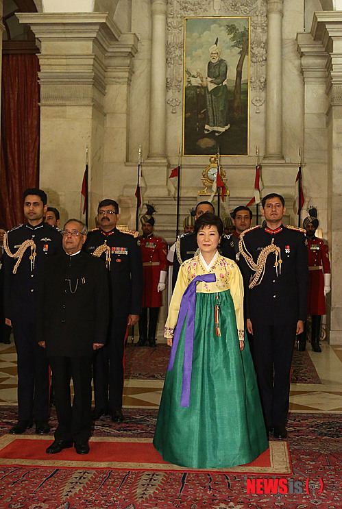 【뉴델리(인도)=뉴시스】김영욱 기자 = 인도를 국빈방문한 박근혜 대통령이 16일 오후(현지시각) 인도 뉴델리 대통령궁에서 인도 대통령 주최로 열린 국빈만찬에 프라납 무커지 대통령과 함께 참석하고 있다. 2014.01.17.&nbsp; photo@newsis.com