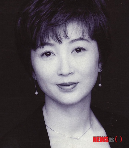 【서울=뉴시스】이재훈 기자 = 일본에서 활약한 가수 계은숙(52)이 32년 만에 국내 무대로 컴백한다.&nbsp; 소속사에 따르면, 계은숙은 이달 말 한국에서 싱글 앨범을 발표한다. 일본 작곡가 나카무라 타이츠와 작곡가 유해준, 작사가 이건우 등이 참여했다.&nbsp;&nbsp; 나카무라와 이건우의 '꽃이 된 여자', 유해준의 '가지말아요', 팝발라드 '주문' 등이 실린다. 계은숙이 한국에서 활동하는 것은 1982년 이후 처음이다.&nbsp; 1977년 '럭키' CF모델로 연예계에 발을 들인 계은숙은 1979년 '노래하며 춤추며'를 발표했다. 이듬해 10대 가수상에서 신인상을 받았다.&nbsp; 일본 작곡가 하마 게이스케에게 발탁돼 1985년 '오사카의 황혼'으로 현지 데뷔했다. 특유의 허스키 목소리와 귀여운 외모로 큰 인기를 누렸다.&nbsp; 1986년 일본 유선방송 대상, 1987년 도쿄음악제 한국 대표 그랑프리, 요미우리TV 최우수상, 일본 가요 대상, 레코드대상, 골든디스크대상, 작사 대상 등 1997년까지 40여차례에 걸쳐 상을 받았다.&nbsp; 특히 현지 가수들의 꿈인 NHK TV '홍백가합전'에 1989년부터 1994년까지 총 7번 출연했다.&nbsp;&nbsp; 소속사는 "현지 진출 뒤 숱한 어려움과 외로움을 이기며 이뤄낸 성과"라면서 "수차례 귀화를 권유받았음에도 꿋꿋이 견뎌 한국인으로서 자긍심이 느껴진다"고 말했다.&nbsp; 2008년 귀국, 지병을 앓고 있는 모친을 돌봤다. 앨범 발표 계획은 없었으나 고국에서 계은숙의 무대를 다시 보는 것이 소원이라는 어머니의 말에 컴백을 결심했다.&nbsp;&nbsp; 소속사 관계자는 "가요 제작 관계자들의 여러 제안을 받고도 고사하다가 어머니의 소원, 고국 팬들에 대한 도리로 인해 작년 여름부터 본격적으로 녹음 준비를 시작했다"고 알렸다.&nbsp; 계은숙은 앨범 발표와 함께 KBS 1TV '열린 음악회' '콘서트 7080' 등에 출연한다. '기다리는 여신' '나에게 당신 밖에' 등 한국 히트곡도 재녹음한다. 새 앨범은 일본에서 일본어 버전의 음원으로 출시된다. 삶의 역경을 담은 자서전 출간도 준비하고 있다.&nbsp; realpaper7@newsis.com 