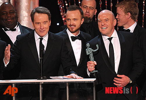 【LA=AP/뉴시스】왼쪽부터 브라이언 크랜스턴(58), 애런 폴(35), 딘 노리스(51), 드라마 '브레이킹 배드'