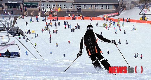 【평창=뉴시스】김인철 기자 = 전국이 맑은 날씨를 보이는 19일 오전 강원 평창 알펜시아에서 스키어와 스노보더들이 설원을 질주하며 겨울의 즐거움을 만끽하고 있다. 2014.01.19.&nbsp; yatoya@newsis.com