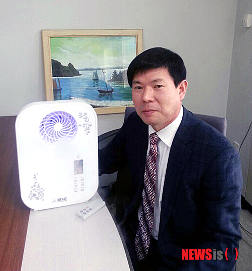 【대전=뉴시스】박희송 기자 = 한국과학진흥원(www.한국과학진흥원.com 대표이사 임동표)는 19일 실내 바이러스 99.999% 제거와 살균·습도 조절을 동시에 가능한 호클러 전용 휘산기를 개발했다. 사진은 임동표 대표가 가정용 호클러 전용 '휘산기'와 함께 기념촬영을 하고 있다. 2014.01.19. (사진=한국과학진흥원 제공)&nbsp; photo@newsis.com