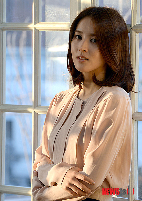 【서울=뉴시스】서재훈 기자 = 영화 '남자가 사랑할 때(감독 한동욱)'에서 열연한 배우 한혜진이 18일 서울 삼청동 한 카페에서 인터뷰 전 포즈를 취하고 있다. 한혜진은 SBS 월화극 '따뜻한 말 한마디'에서 나은진 역으로도 활약하고 있다. 개봉은 오는 22일. 2014.01.20. jhseo@newsis.com