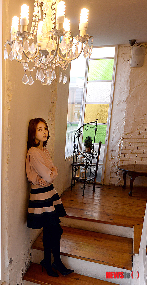 【서울=뉴시스】서재훈 기자 = 영화 '남자가 사랑할 때(감독 한동욱)'에서 열연한 배우 한혜진이 18일 서울 삼청동 한 카페에서 인터뷰 전 포즈를 취하고 있다. 한혜진은 SBS 월화극 '따뜻한 말 한마디'에서 나은진 역으로도 활약하고 있다. 개봉은 오는 22일. 2014.01.20. jhseo@newsis.com
