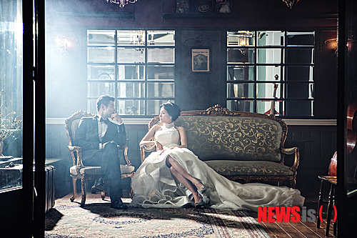 【서울=뉴시스】이재훈 기자 = 모던록 밴드 '러브홀릭' 출신 가수 지선(35·황지선)이 결혼한다.&nbsp; 매니지먼트사 울림엔터테인먼트에 따르면, 지선은 25일 인천 라마다 호텔에서 웨딩마치를 울린다.&nbsp; 예비신랑은 지선과 동갑이며 승마선수 겸 코치다.&nbsp; 가수 양파(35)와 알렉스(35)가 듀엣으로 축가를 부르고, 유미(34)도 축가를 선사한다.&nbsp;&nbsp; 지선은 2003년부터 2007년까지 러브홀릭의 보컬로 활약했다. '러브홀릭' '화분' '인형의 꿈' 등의 히트곡을 냈다. 2009년 솔로로 전향, 앨범 '인어…집으로 돌아오다'를 발표했다.&nbsp; realpaper7@newsis.com&nbsp; 