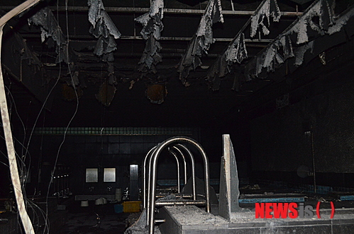 【원주=뉴시스】박혜미 기자 = 20일 오전 05시 40분께 강원 원주시 태장동의 한 사우나 건물에서 불이나 사우나에 있던 손님 100여명이 대피하는 소동이 벌어졌다. 2014.01.20. (사진=원주소방서 제공)&nbsp; photo@newsis.com