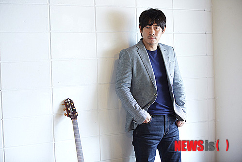 【서울=뉴시스】박영주 기자 = 배우 설경구(46)와 지창욱(27)이 강우석(54) 감독의 새 영화 ‘두 포졸’에서 콤비를 이룬다.&nbsp; 강 감독은 “‘투 캅스’ 때 못지않은 두 배우의 격돌이 기대된다. 대배우였던 안성기와 충무로 신예로 떠올라 최고를 찍고 있던 박중훈의 결합 만으로도 큰 기대를 모았던 그때보다 더 입체적이고 재미있는 명콤비의 탄생일 것”이라고 기대했다.&nbsp; 지창욱은 KBS 2TV 드라마 ‘웃어라 동해야’에서 타이틀롤을 맡아 얼굴을 알렸다. MBC TV ‘기황후’에 출연 중이다.&nbsp; 강 감독은 “단순히 대중적인 인기도 만이 아닌 다각적인 매력을 무섭게 쌓아가는 그의 신예다운 모습이 영화 ‘두 포졸’의 초강수가 될 것”이라고 전했다.&nbsp; ‘두 포졸’은 조선 시대 한성의 포도청을 배경으로 ‘복지부동 무사안일주의’ 베테랑 포졸 설경구와 ‘좌충우돌 열혈정의주의’ 새내기 포졸 지창욱의 관계를 그린 코미디물이다.&nbsp; 상반기 크랭크인 예정이다.&nbsp; gogogirl@newsis.com