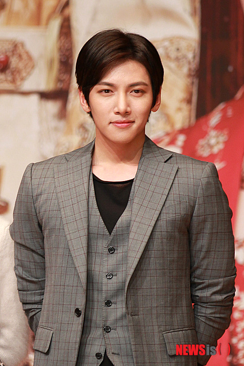 【서울=뉴시스】박영주 기자 = 배우 설경구(46)와 지창욱(27)이 강우석(54) 감독의 새 영화 ‘두 포졸’에서 콤비를 이룬다.&nbsp; 강 감독은 “‘투 캅스’ 때 못지않은 두 배우의 격돌이 기대된다. 대배우였던 안성기와 충무로 신예로 떠올라 최고를 찍고 있던 박중훈의 결합 만으로도 큰 기대를 모았던 그때보다 더 입체적이고 재미있는 명콤비의 탄생일 것”이라고 기대했다.&nbsp; 지창욱은 KBS 2TV 드라마 ‘웃어라 동해야’에서 타이틀롤을 맡아 얼굴을 알렸다. MBC TV ‘기황후’에 출연 중이다.&nbsp; 강 감독은 “단순히 대중적인 인기도 만이 아닌 다각적인 매력을 무섭게 쌓아가는 그의 신예다운 모습이 영화 ‘두 포졸’의 초강수가 될 것”이라고 전했다.&nbsp; ‘두 포졸’은 조선 시대 한성의 포도청을 배경으로 ‘복지부동 무사안일주의’ 베테랑 포졸 설경구와 ‘좌충우돌 열혈정의주의’ 새내기 포졸 지창욱의 관계를 그린 코미디물이다.&nbsp; 상반기 크랭크인 예정이다.&nbsp; gogogirl@newsis.com