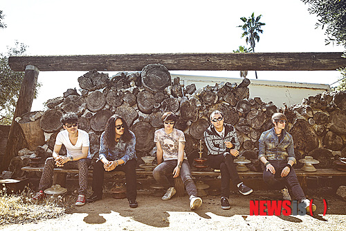 【서울=뉴시스】이재훈 기자 = 록밴드 'YB'가 미국의 하드록 밴드 '건스 N 로지스'의 매니저와 손잡고 미국과 영국에 진출한다. 매니지먼트사 디컴퍼니에 따르면, YB는 건스N로지스의 매니지먼트를 담당했던 더그 골드스타인과 최근 계약을 맺었다. 골드스타인은 건스N로지스의 40여개국 월드투어를 담당하는 등 1980년대부터 2000년대까지 이들을 관리했다. 각국에서 1억5000만장 이상의 앨범을 팔아치운 건스N로지스의 전성기를 일군 인물로 평가받는다. 골드스타인은 "YB는 기타 리프, 멜로디, 보컬, 연주까지 모두 훌륭한 밴드"라면서 "이들의 음악을 처음 들었을 때 마치 '에어로스미스'와 건스N로지스를 한국에서 만난 기분이었다"고 극찬했다. 디컴퍼니는 "골드스타인이 지난해 가을 YB의 윤도현을 만나 해외 활동을 제안했다"면서 "굵직한 경력의 골드스타인의 적극적인 제안과 구체적인 계획에 매니지먼트 계약을 체결했다"고 알렸다. 골드스타인은 "YB는 완벽한 호흡을 맞추며 20년 가까이 함께 하고 있는 밴드 멤버들간의 호흡이 최대 강점"이라면서 "나는 YB의 굉장한 팬이다. 그들이 앞으로 20년 이상 함께 활동했으면 한다"고 바랐다. YB는 그간 여러 해외 록페스티벌에 초청을 받았다. 그러나 매니지먼트 계약을 맺고 활동에 나서는 건 이번이 처음이다. YB의 보컬 윤도현은 "크고 작은 해외활동을 시작한지 10년 만에 YB음악을 미국과 영국에 정식으로 소개할 수 있는 기회가 생겨 감사할 따름"이라고 밝혔다. YB는 2월 중순께 첫 영어 싱글을 발표한다. 이후 미국과 영국 라디오, 음악잡지 등과 인터뷰하며 활동을 시작한다. 미국 록밴드 '스톤 템플 파일럿츠', 영국 팝밴드 '듀란 듀란', 글램록을 대표하는 영국 가수 데이비드 보위가 속했던 밴드 '틴 머신' 등을 담당한 홍보업체 레슬리 Z 미디어가 미국 내 YB의 음반 홍보를 맡았다. 영국의 마케팅업체 빅 머신 에이전시도 미국과 영국에서 동시에 홍보를 벌인다. realpaper7@newsis.com