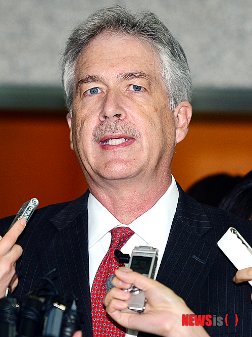 【서울=뉴시스】조성봉 기자 = 21일 오전 서울 종로구 도렴동 외교부 청사에서 김규현 외교부 1차관과 면담을 마친 윌리엄 번즈 미국 국무부 부장관이 취재진의 질문에 답변하고 있다. 2014.01.21. suncho21@newsis.com 